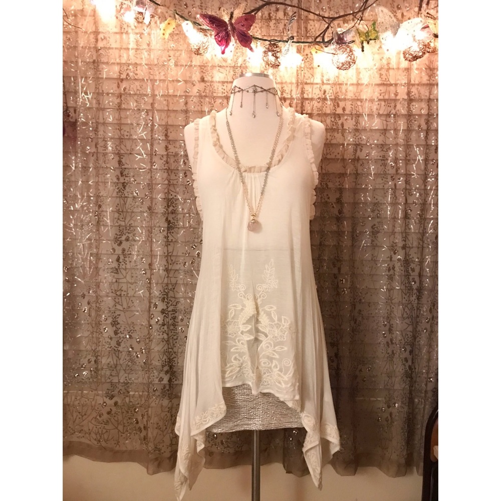 SOLD 🌼 Embroidered ruffle tunic tank